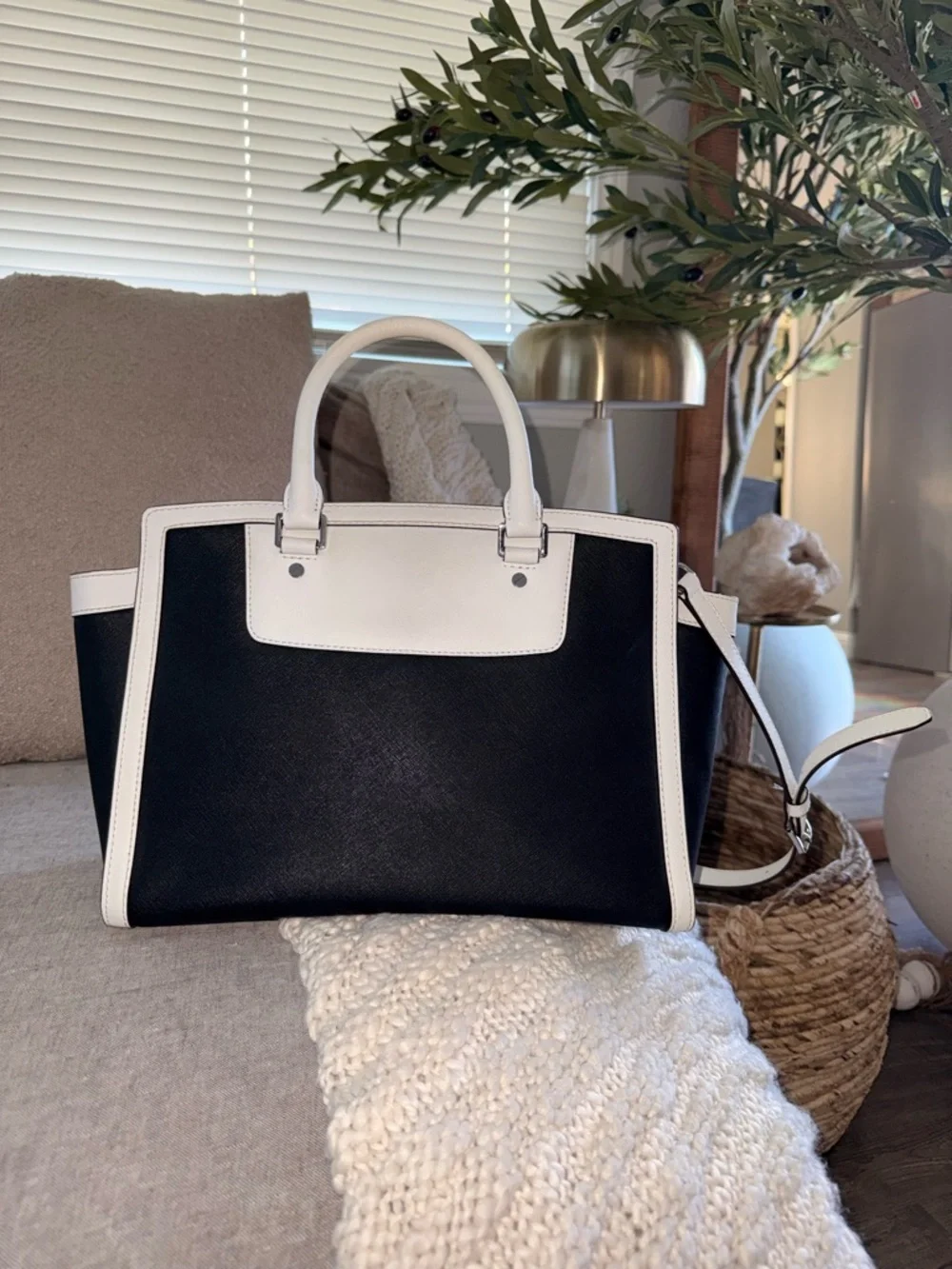 Michael Kors Large Selma white & Black crossbody Satchel Bag Silver Hardware - Picture 4 of 11